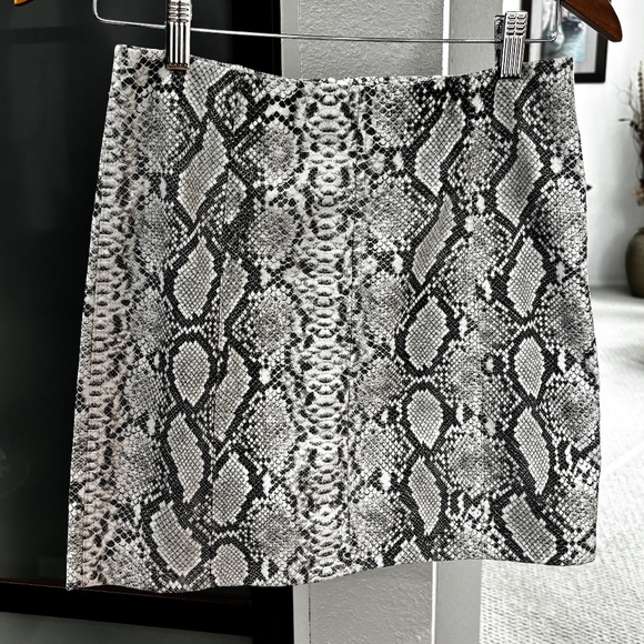 Lulus Snake Print Vegan Leather Mini Skirt - Black & White Size S/M - Picture 2 of 7